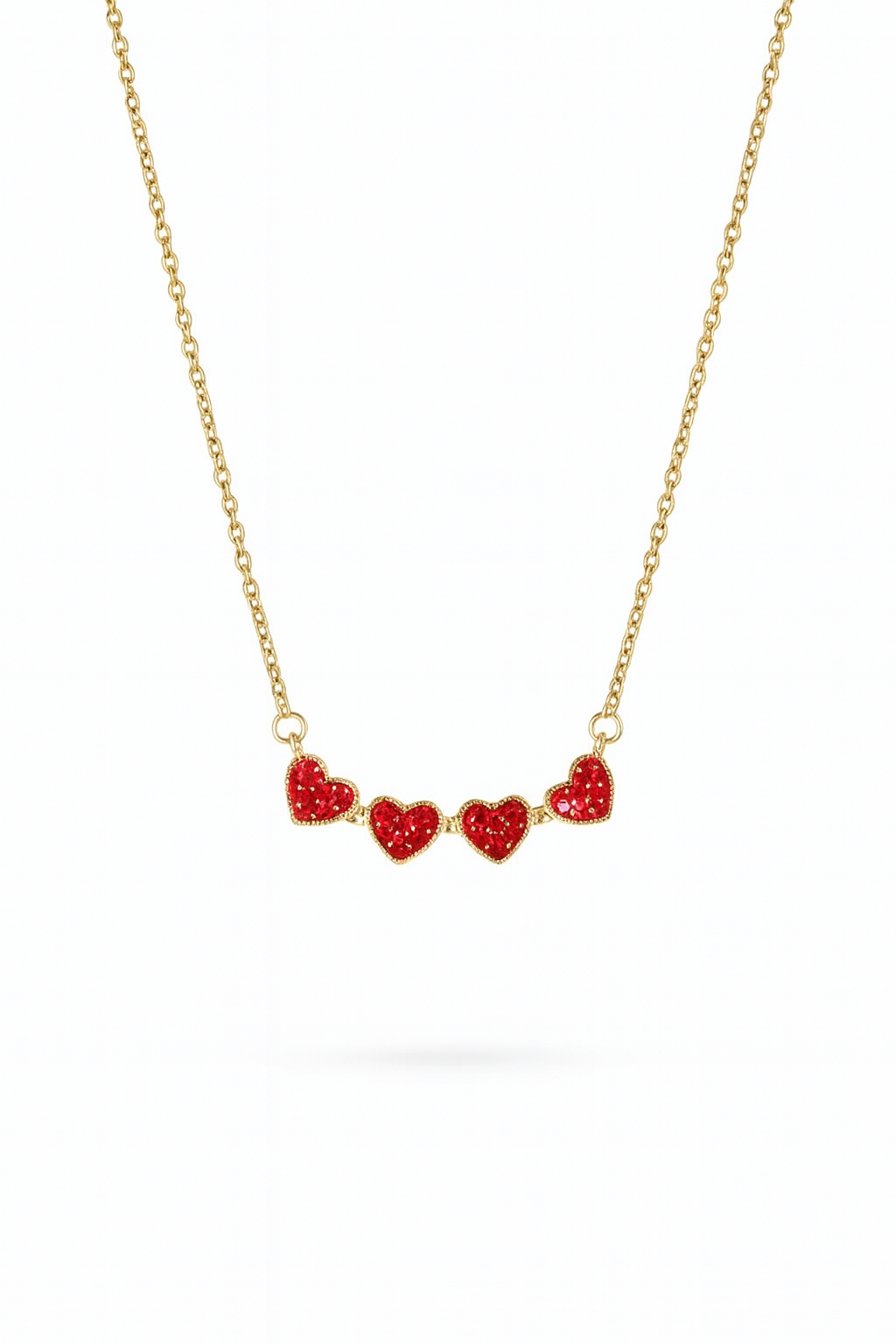 Colar dourado com quatro corações vermelhos brilhantes