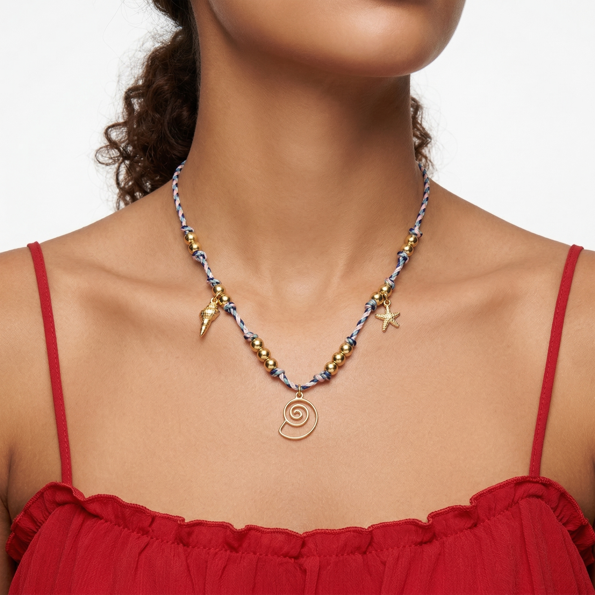 Colar com contas douradas e pendentes marítimos em corrente trançada colorida.