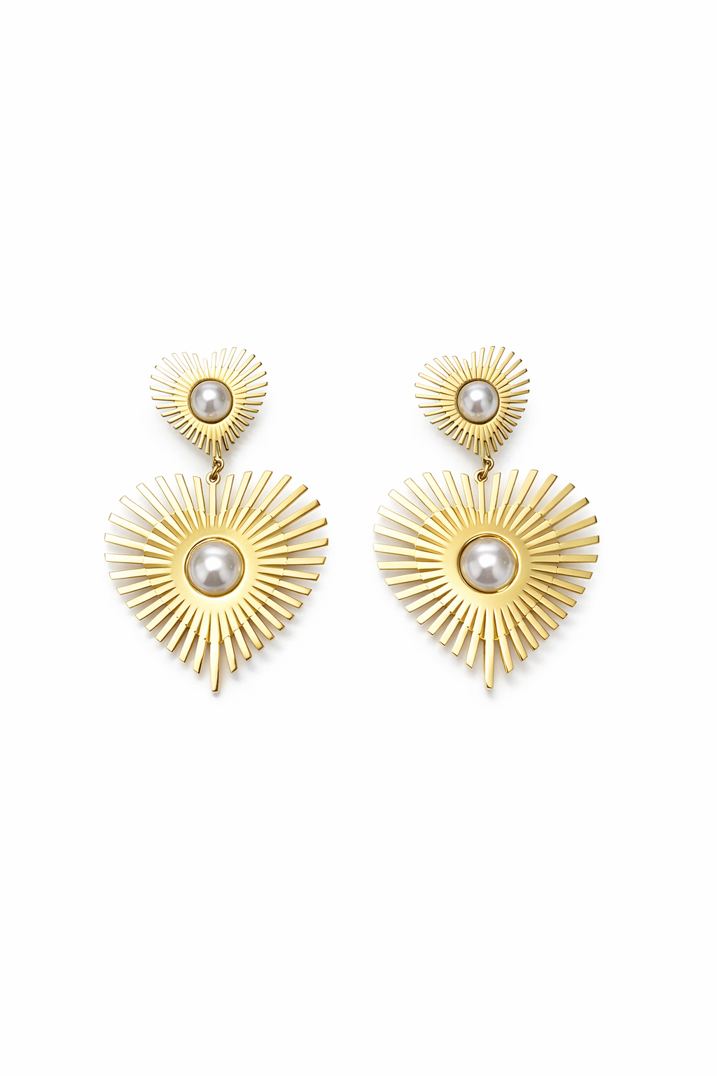 Brincos dourados em forma de coração com pérolas falsas no centro