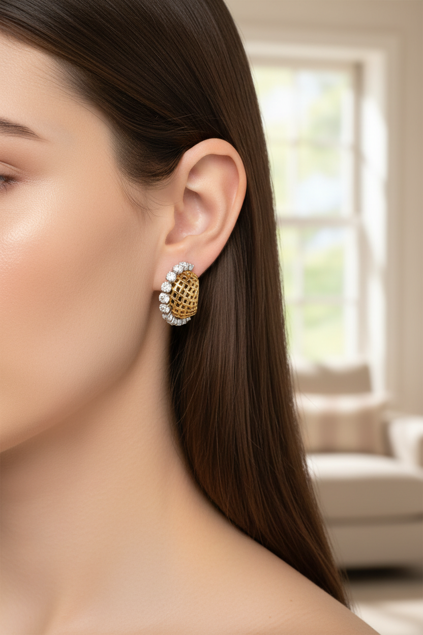 Brinco em ouro amarelo com pedras brancas na orelha de mulher com cabelo castanho.