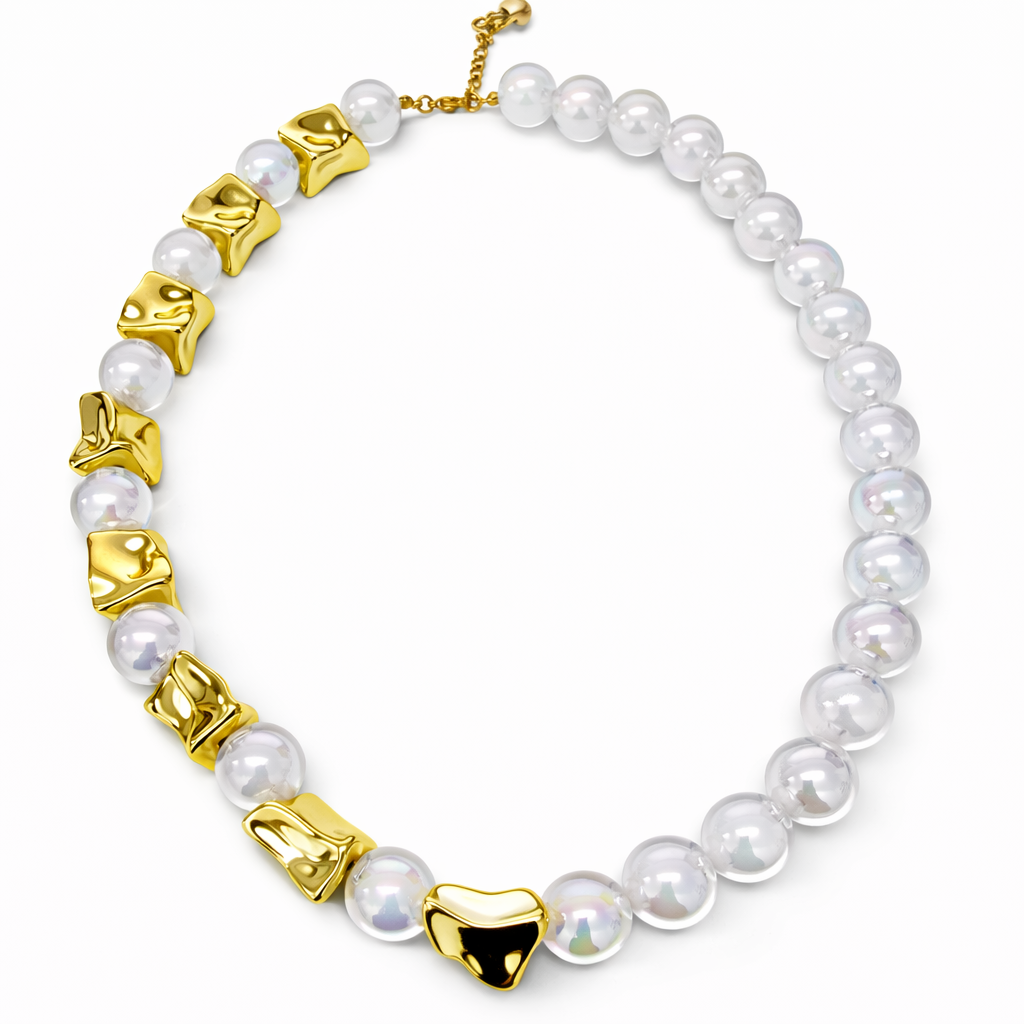 Colar de pérolas brancas com peças metálicas douradas em fundo branco