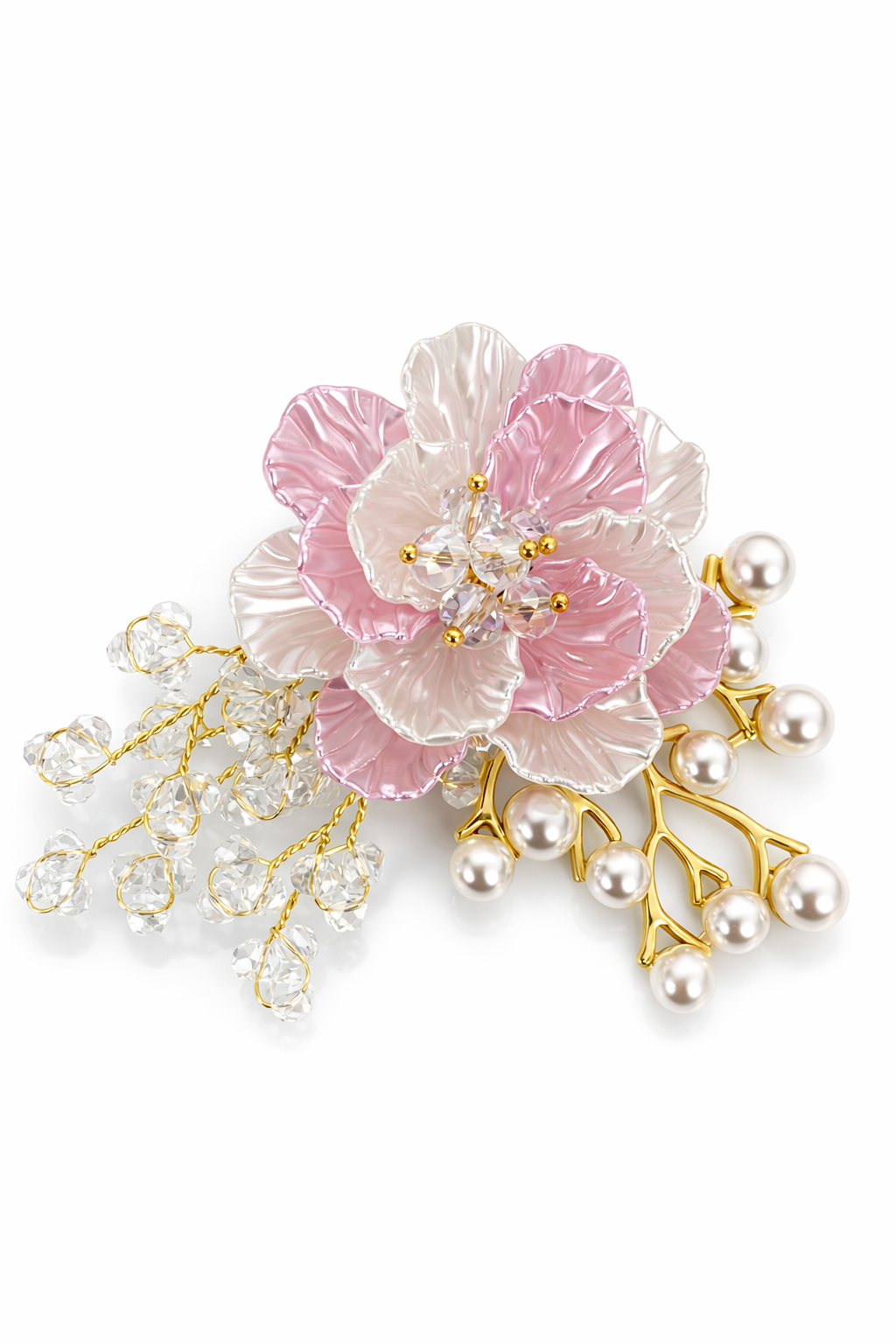 Broche decorativo em forma de flor com pétalas rosa e branco perolado, cristais e pérolas em arcos dourados.