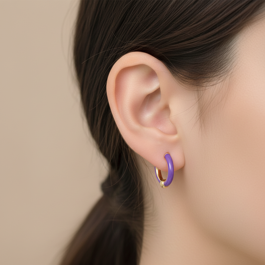 Brinco argola roxa e dourada na orelha