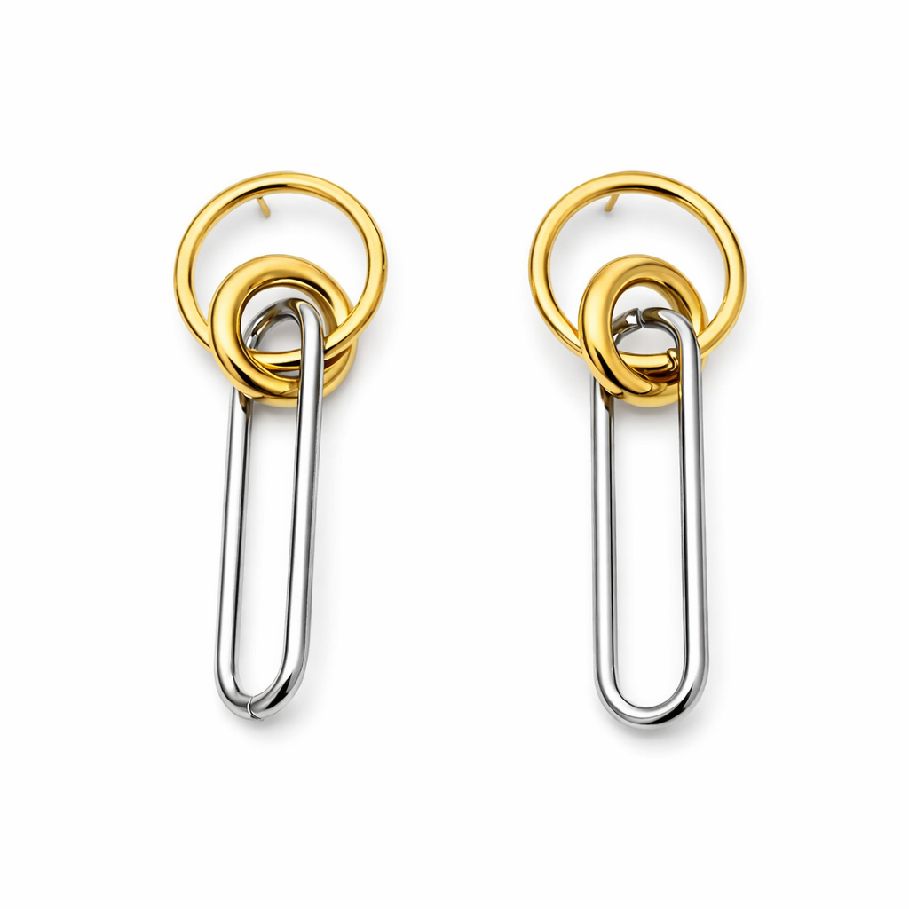 Brincos com elos dourados e prateados sobre fundo branco