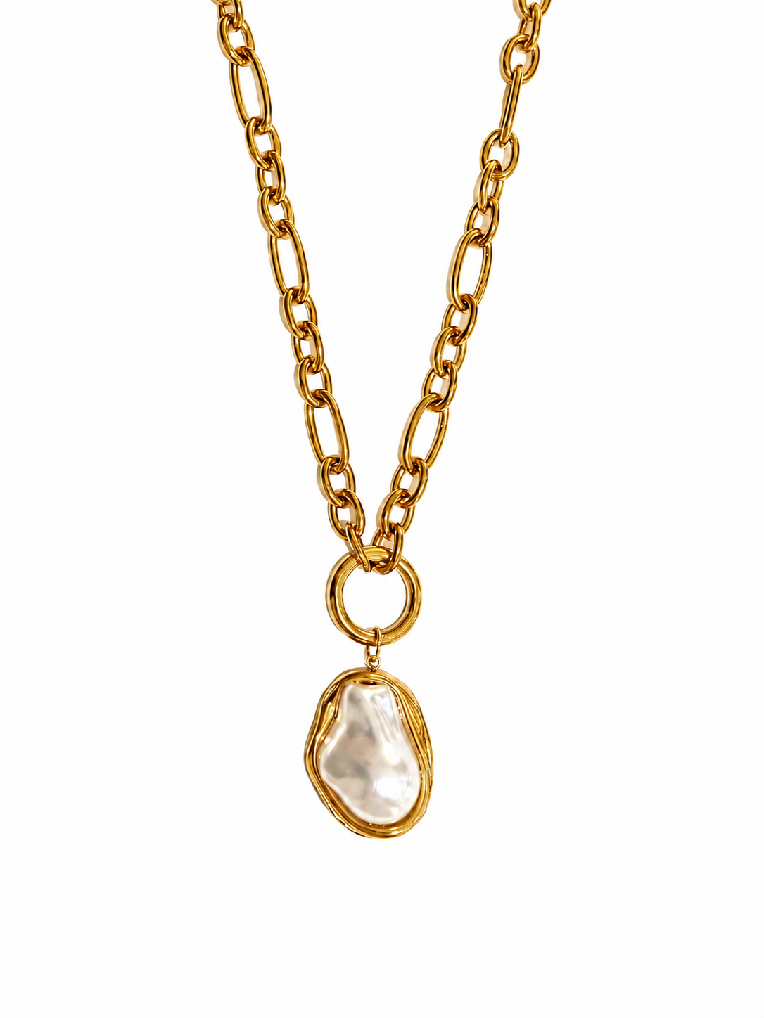 Colar dourado com pendente de pérola irregular