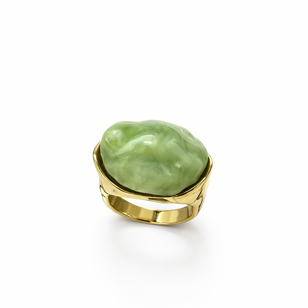 Anel dourado com pedra verde claro irregular