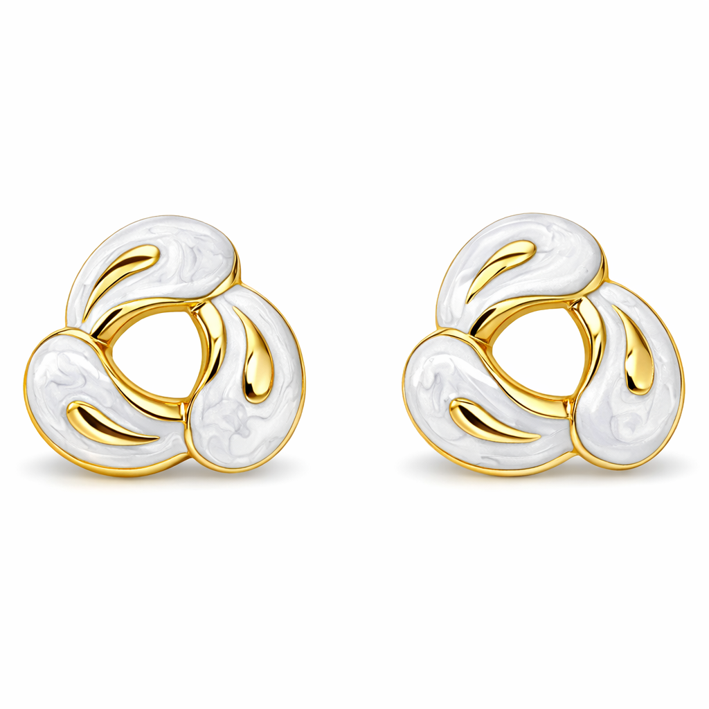 Brincos dourados com detalhes brancos, design triangular com três pétalas curvas