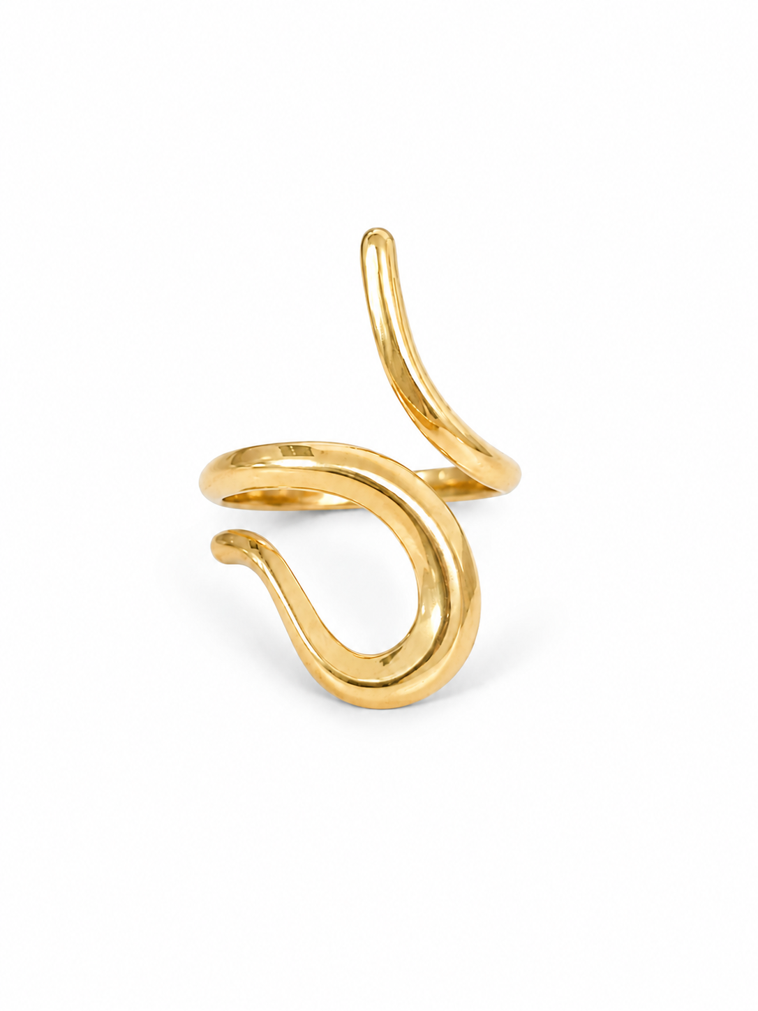 Anel dourado em metal brilhante com design aberto e curvo
