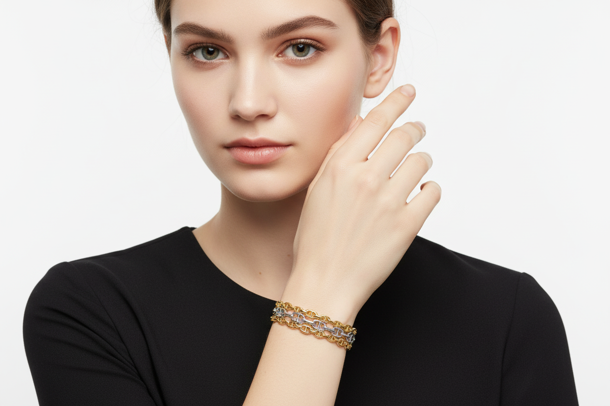 Mulher com vestido preto e pulseira dourada com detalhes prateados