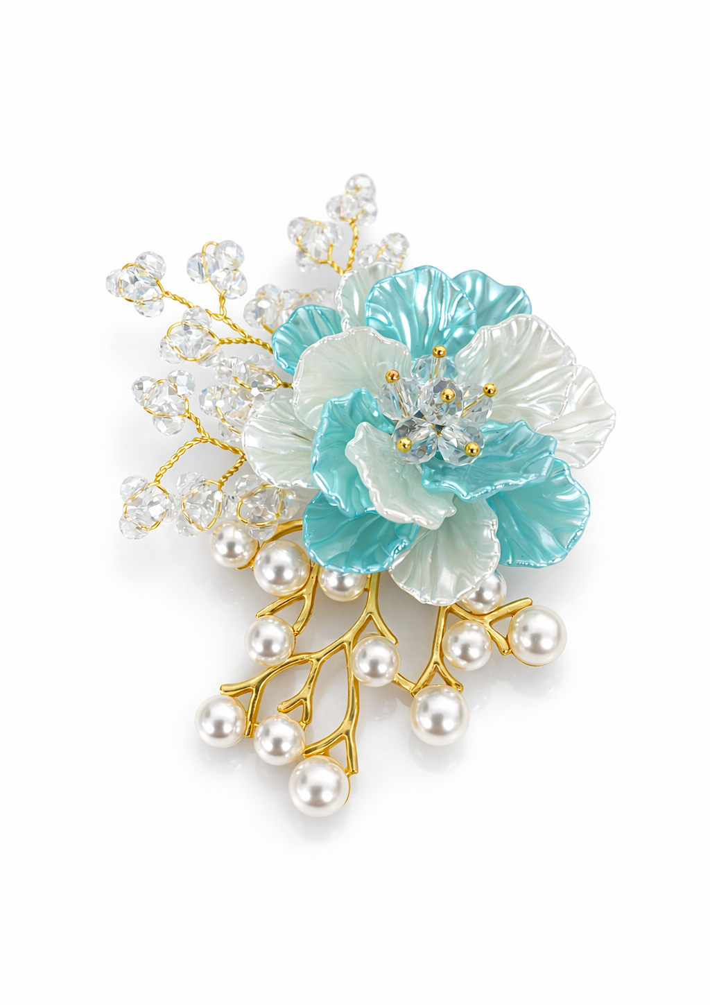 Broche floral com pétalas azuis e brancas e pérolas em ramos dourados