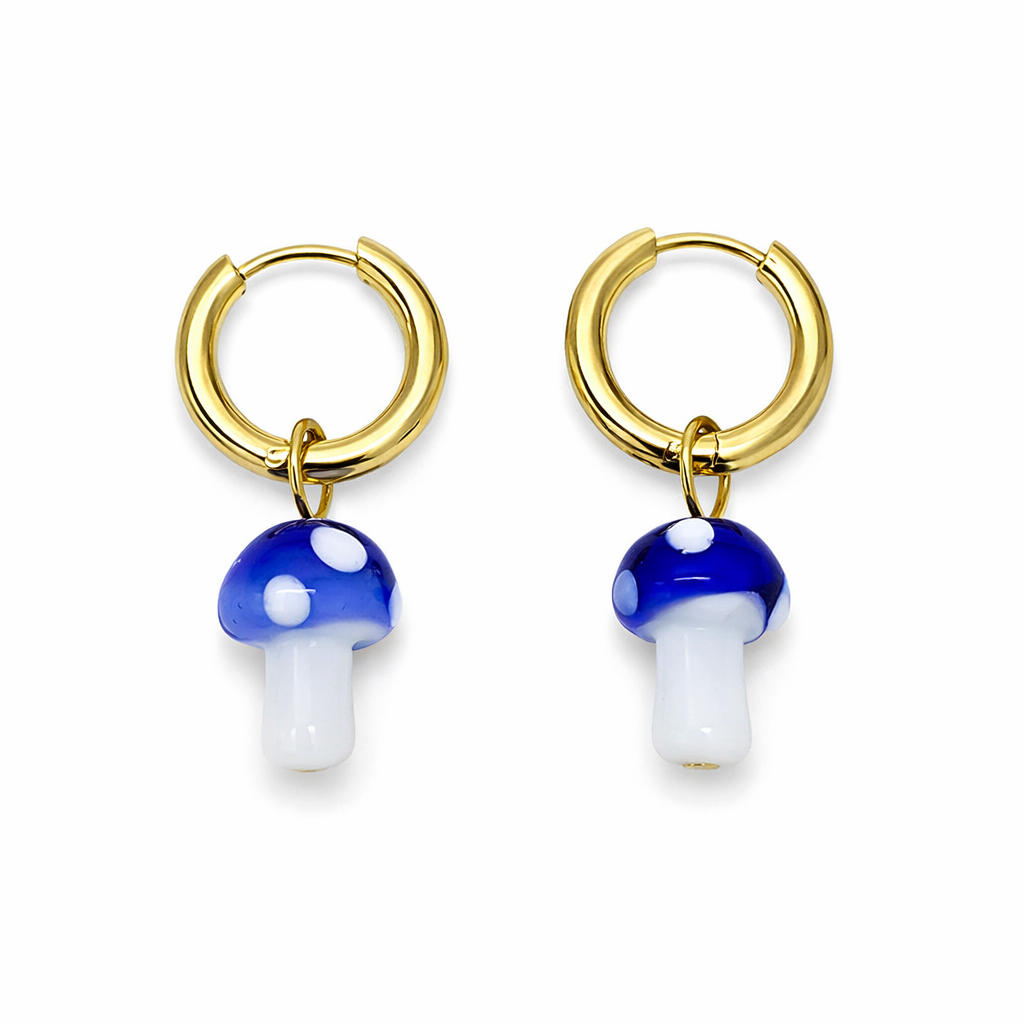 Brincos dourados com pendentes em forma de cogumelo azul e branco sobre fundo branco