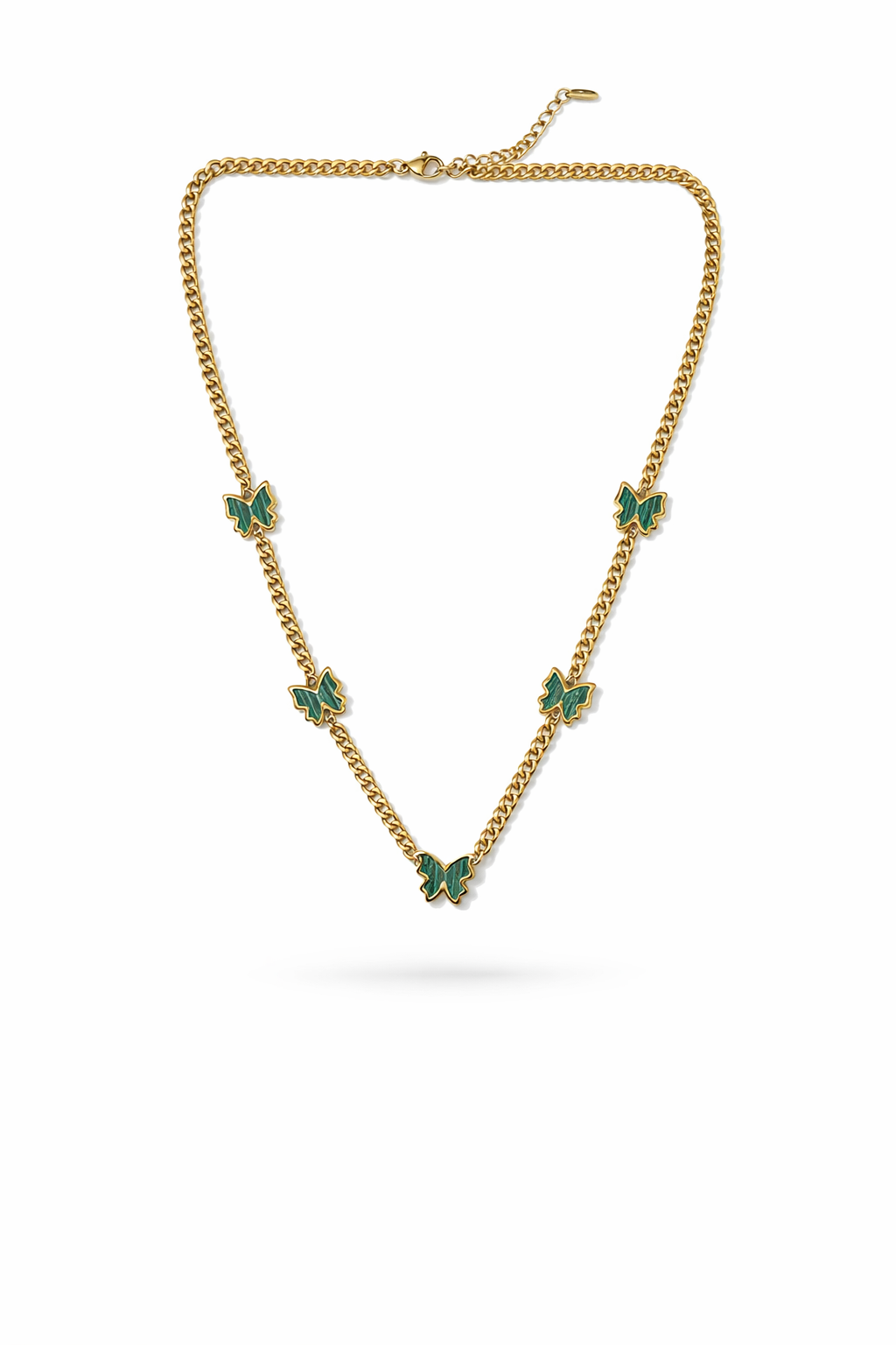 Colar dourado com borboletas verdes em fundo branco