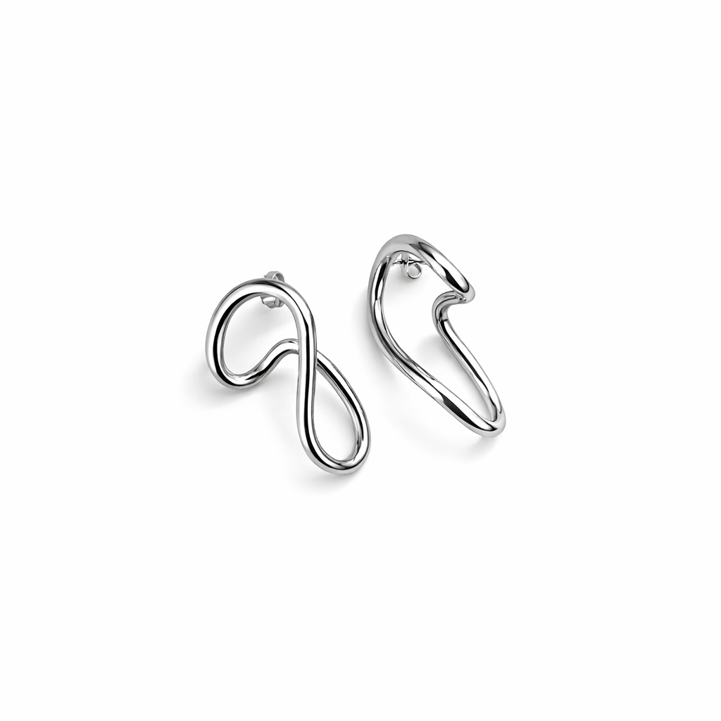 Brincos prateados com design em curvas abstratas sobre fundo branco