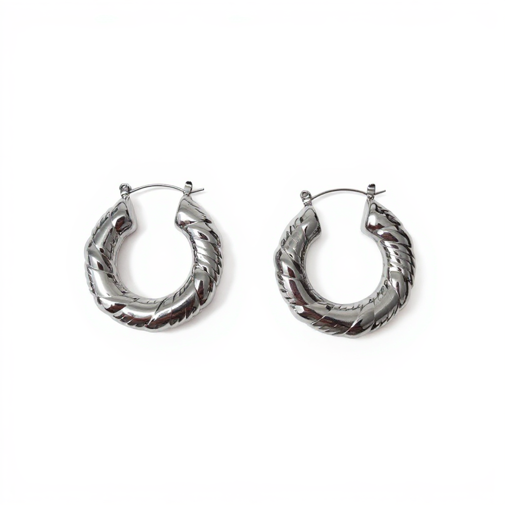 Par de brincos de argola torcidos em metal prateado sobre fundo branco