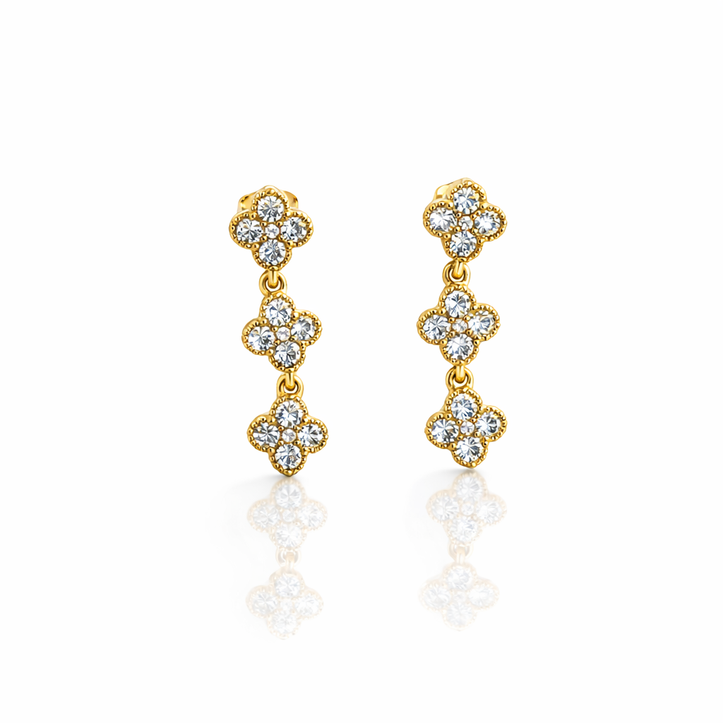 Brincos dourados com pedras brilhantes em forma de flor