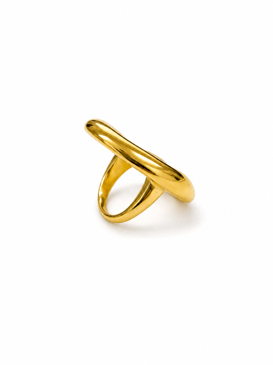 Anel dourado com design moderno sobre fundo branco