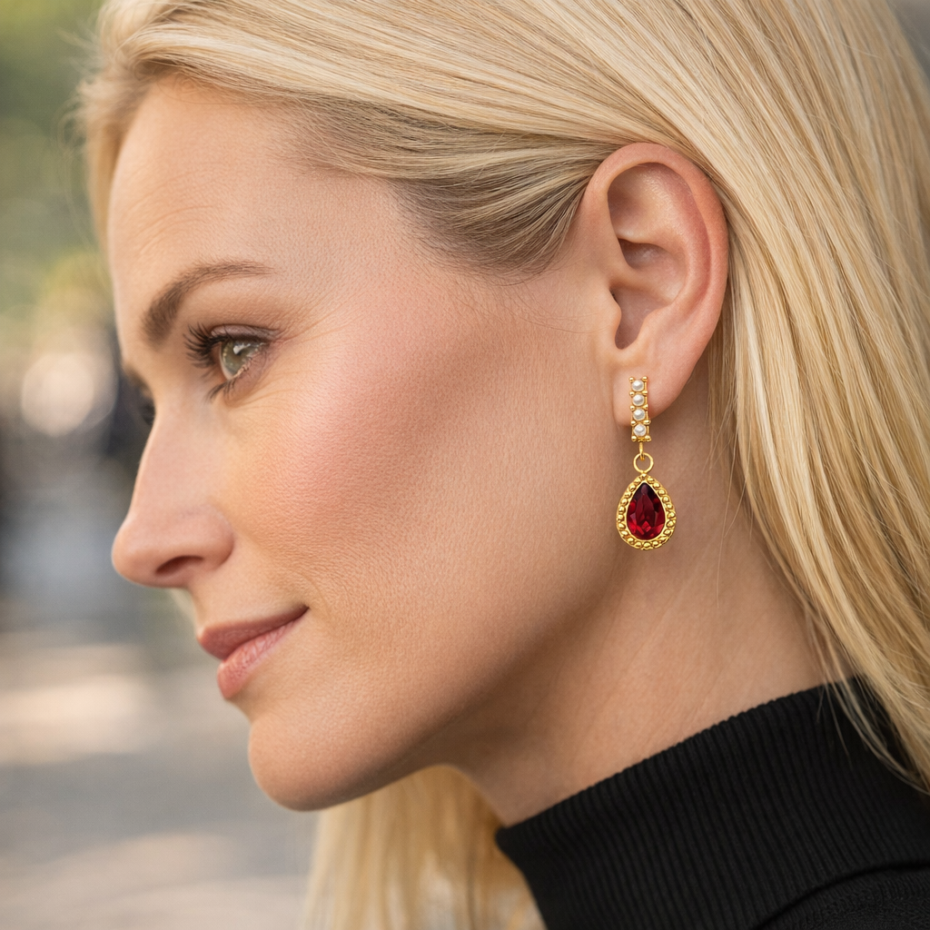 Brincos dourados com pérolas e pedra vermelha em gota