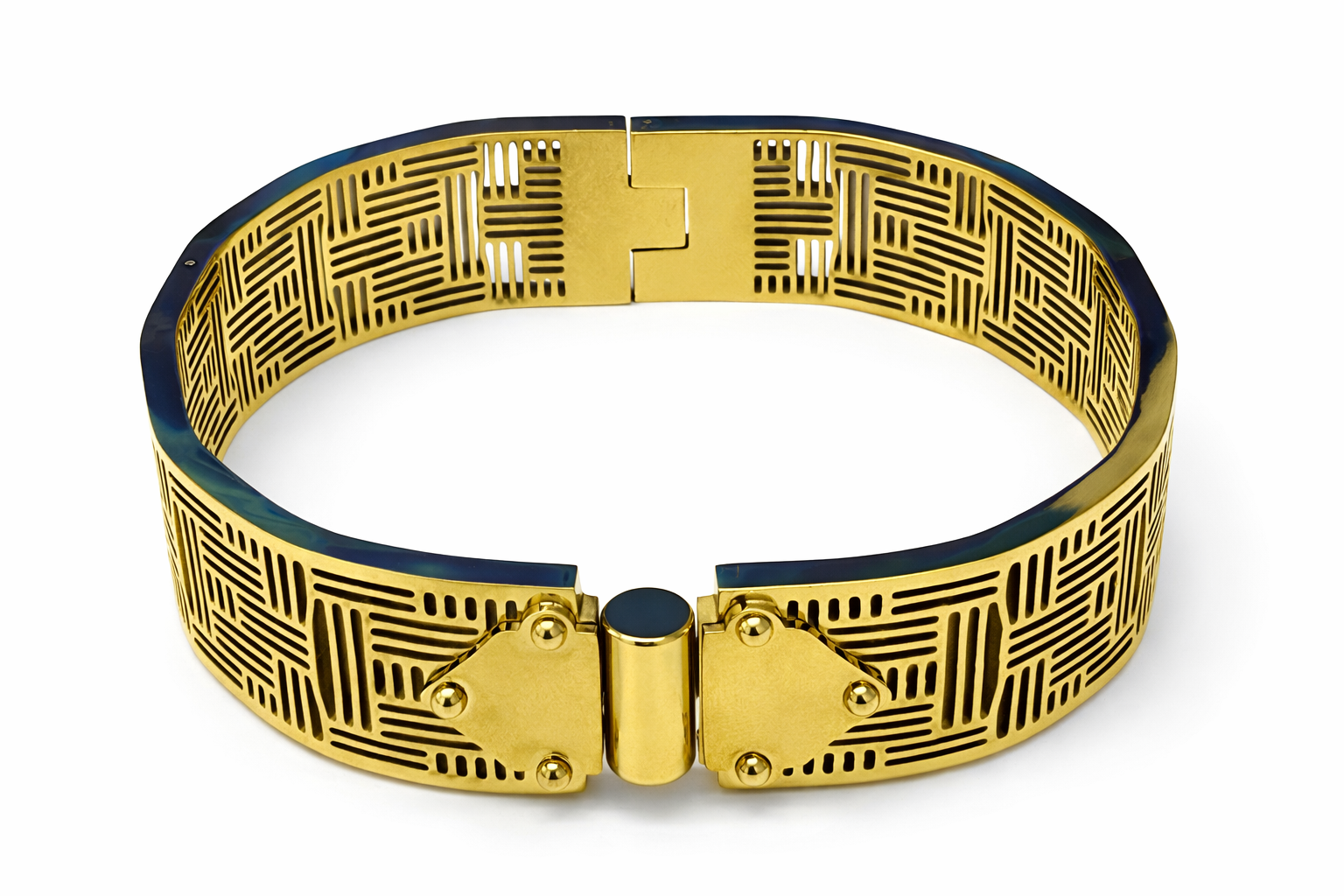 Colar ou pulseira rígida dourada com padrão recortado e fecho central preto