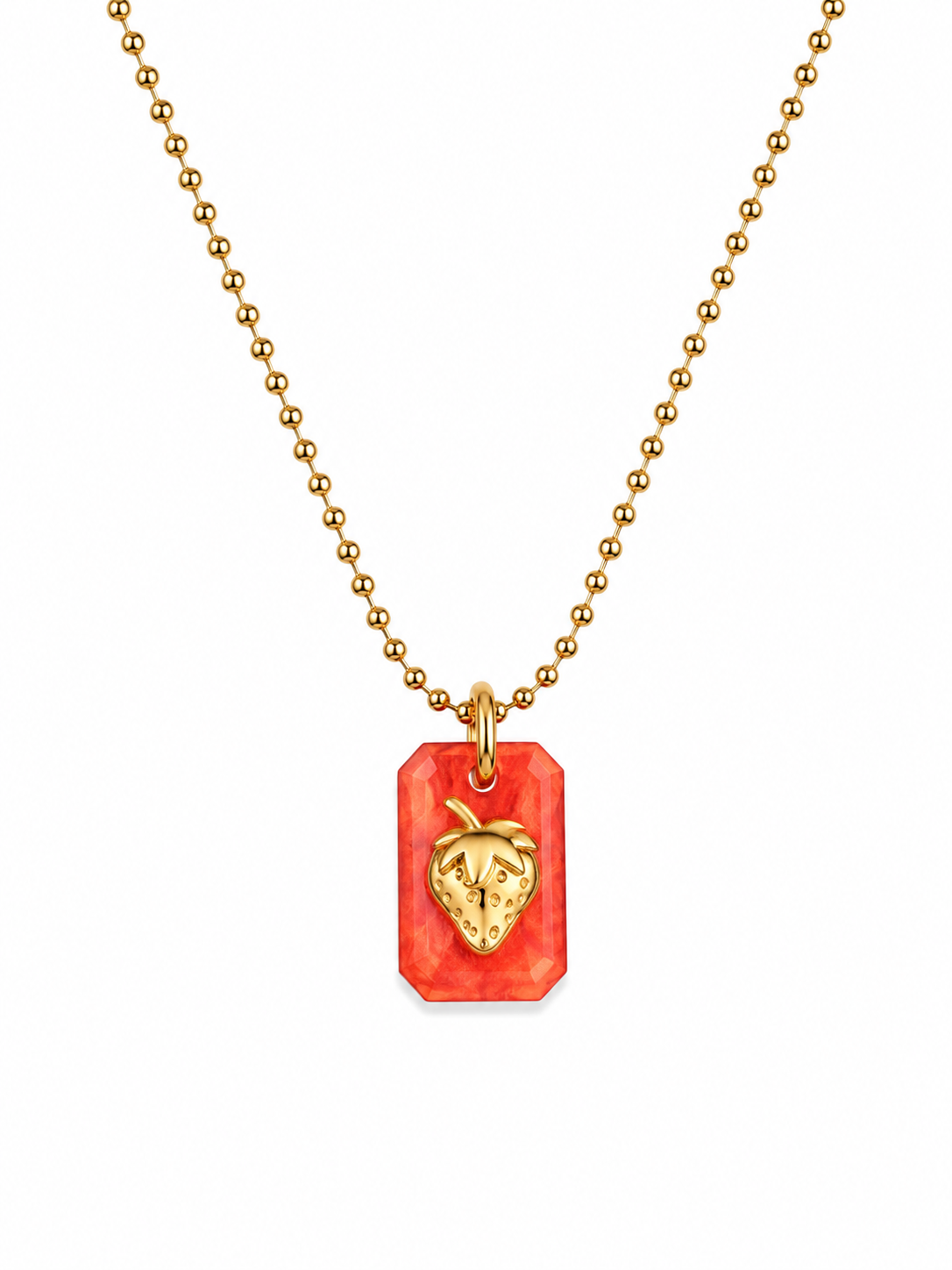 Colar dourado com pendente vermelho e morango dourado.