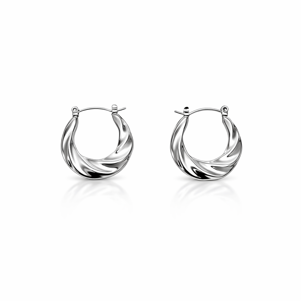 Brincos de argola prateados com textura ondulada em fundo branco
