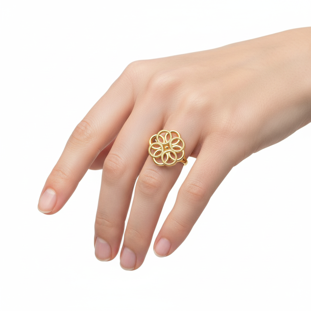Anel dourado em forma de flor na mão de pele clara