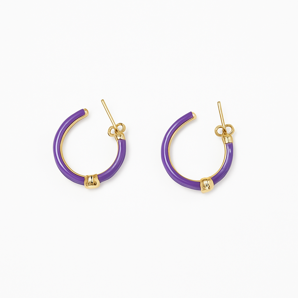 Par de brincos em argola dourada e roxa sobre fundo branco