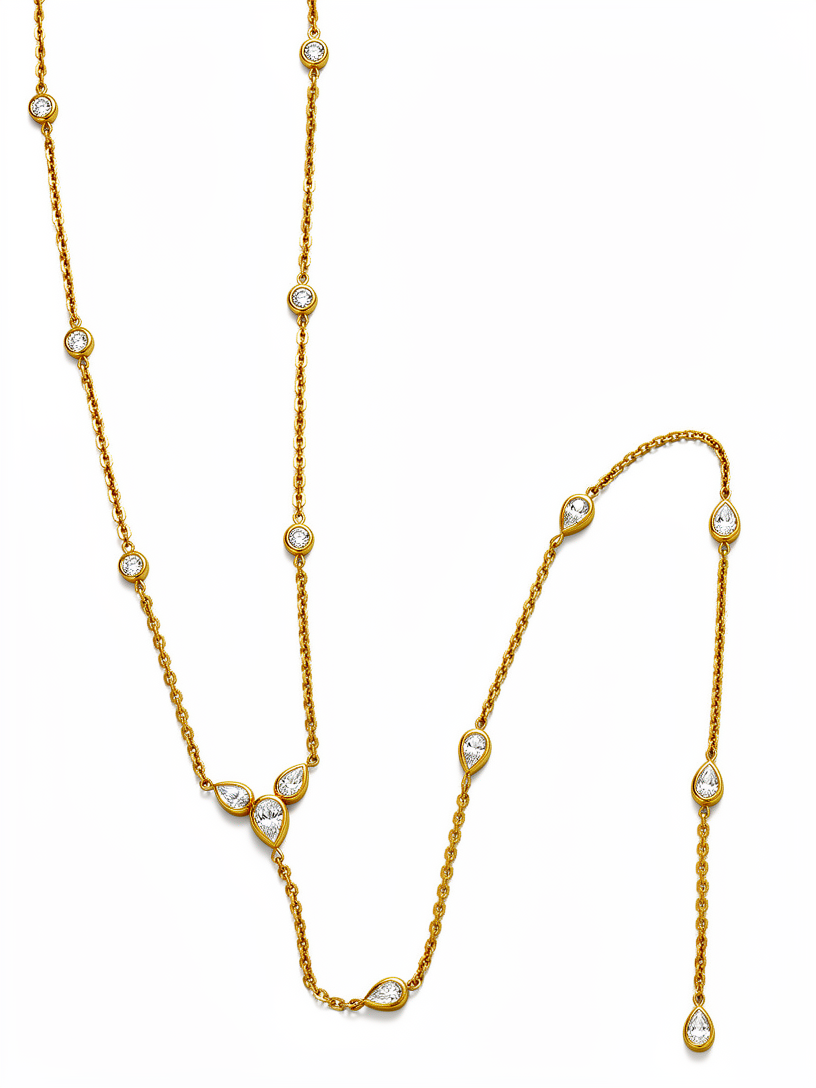 Colar dourado com pedras brancas em fundo branco