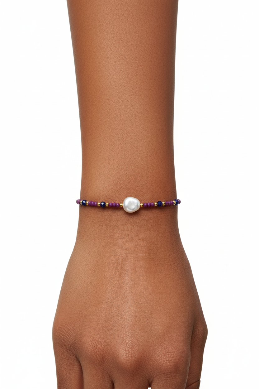 Pulsera fina com contas coloridas e pérola no pulso