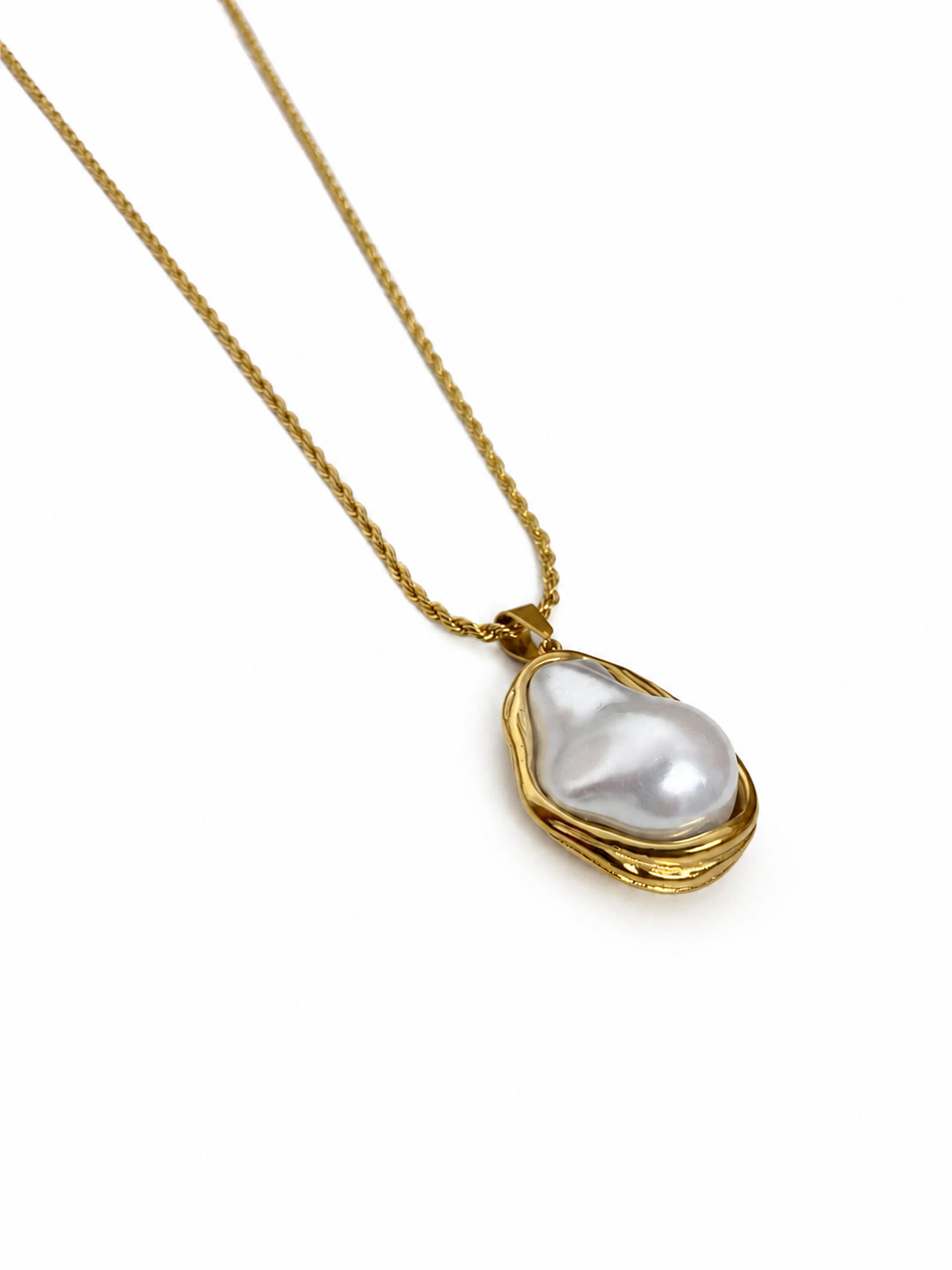 Colar dourado com pendente em pérola irregular branca
