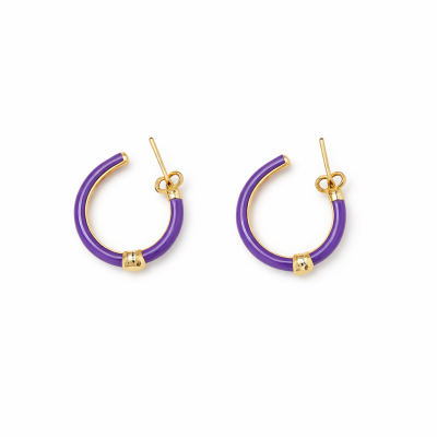 Brincos argola dourados com revestimento roxo
