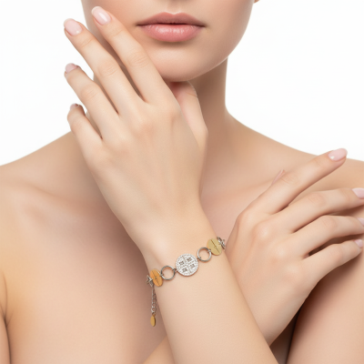 Pulseira elegante com discos metálicos em tom dourado e prateado no pulso feminino