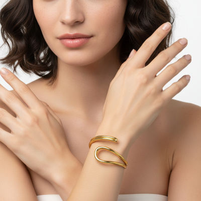 Pulseira dourada em pulso feminino com fundo branco