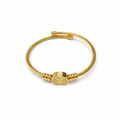 Pulseira dourada em design espiral com pendente redondo decorado