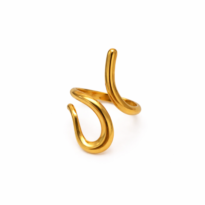 Anel dourado curvo com design aberto