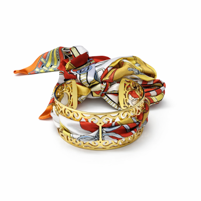 Pulseira dourada recortada com lenço colorido