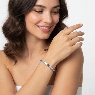 Pulseira prateada de metal num pulso feminino de pele clara