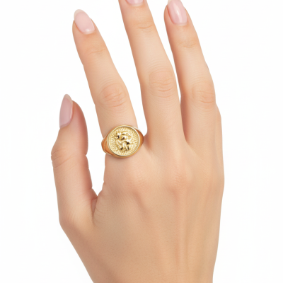 Mão feminina com anel dourado e fundo branco