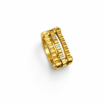 Anel dourado com três fileiras e pedras transparentes