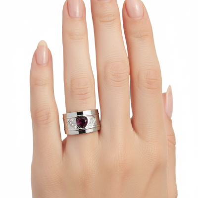 Mão com anel largo prateado e pedra roxa em gota