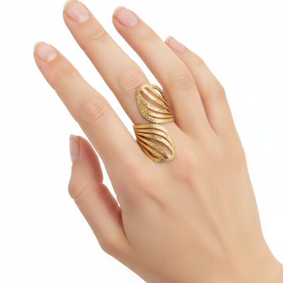 Mão feminina com anel dourado em fundo branco