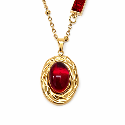 Colar com pendente oval dourado e pedra vermelha
