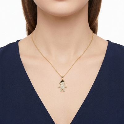 Colar dourado com pendente de boneco feminino com pedras brancas e pretas no pescoço de mulher