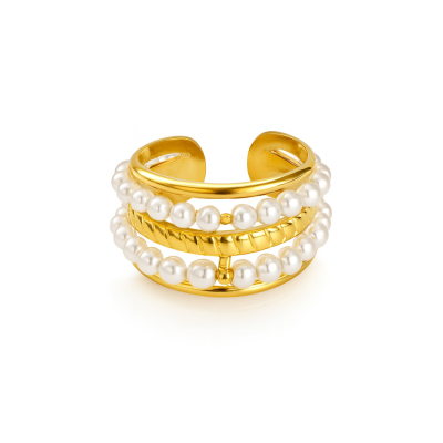 Anel dourado com pérolas sobre fundo branco