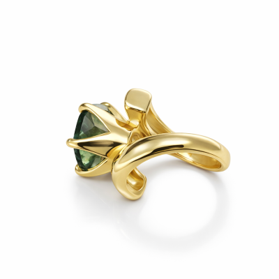 Anel dourado com pedra verde em fundo branco