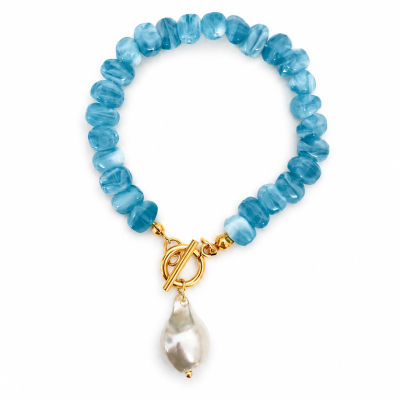 Pulseira azul com contas translucidas e pendente de pérola