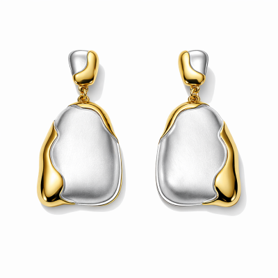 Brincos assimétricos prateados e dourados em fundo branco