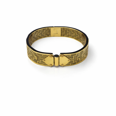 Pulseira dourada com padrão geométrico e fecho