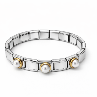 Pulseira prateada com pérolas e detalhes dourados