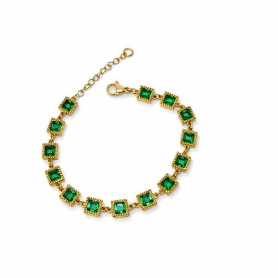 Pulseira dourada com pedras verdes quadradas em fundo branco.