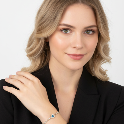 Pulseira com pedras claras e centro azul no pulso de mulher com casaco preto